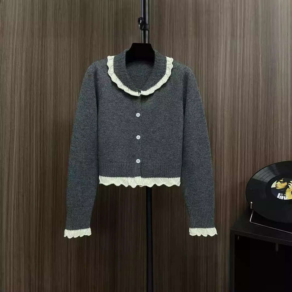Best-seller Col de poupée Cardigan court en laine coupe ajustée avec dentelle détachable Pull de couleur unie 236123 8 Ddmylion