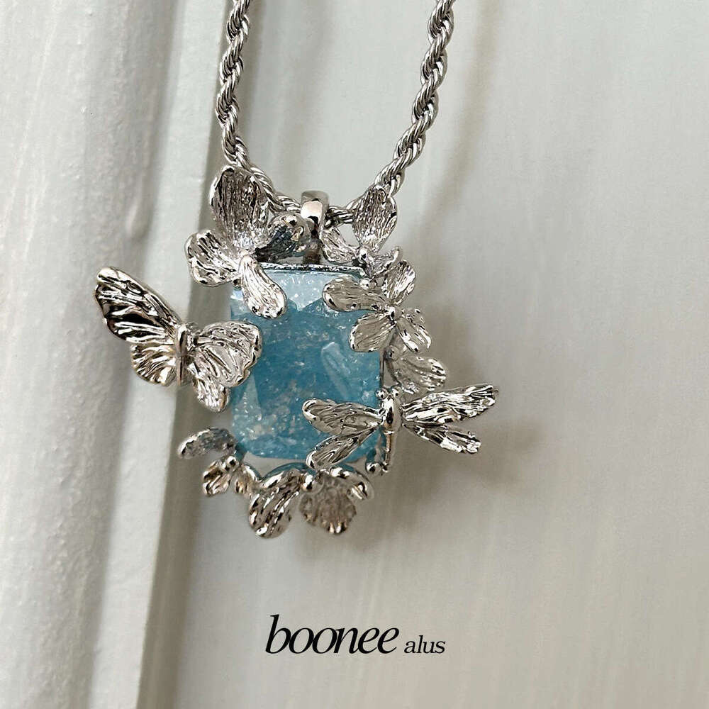 Hot sell designer jewelry for women High end clavicle chain temperament butterfly flower original niche design zircon light luxury necklace 18K g