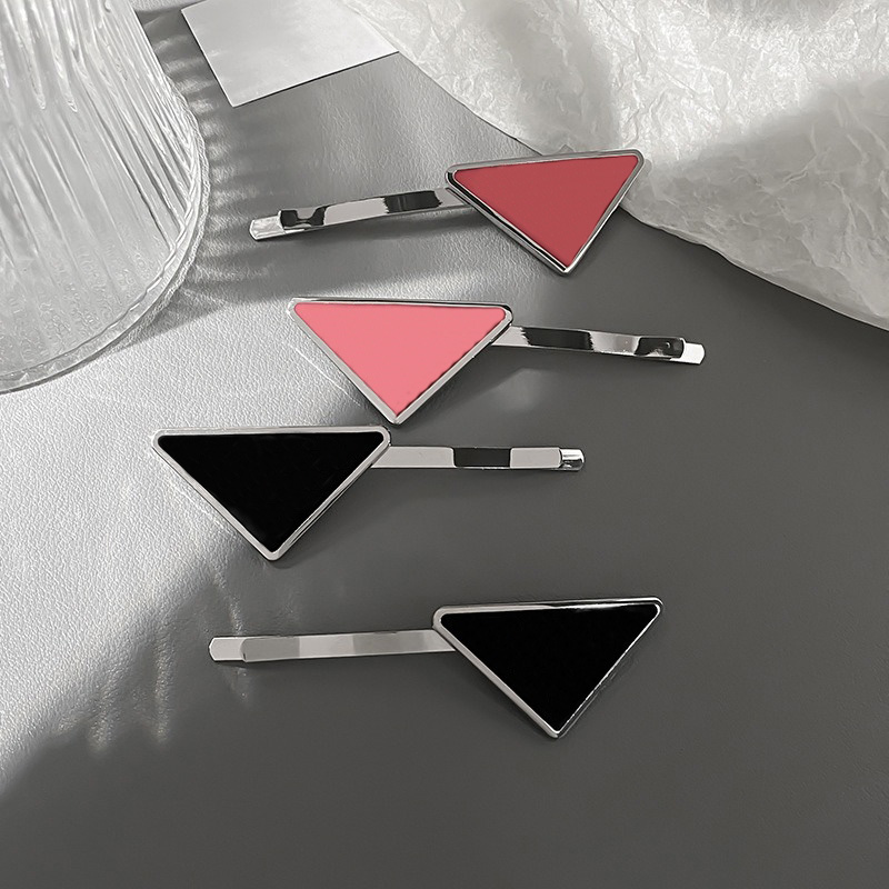Four color designer hair clip cute girl gift pink Hairclips Brand Luxury Hair Jewelry New autumn black white metal hair accessories Classic Trian