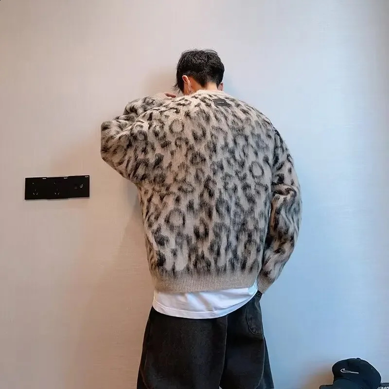 Wintertrend vintage lazy color block leopard slider round neck knitted sweater mens casual scene shoulder strap 240919