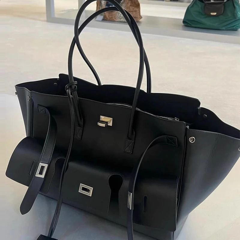 Sacs fourre-tout de grande capacité pour les femmes ER ER Handbags et sacs à main dans l'épaule de décoration de verrouillage de vélo de moto vin