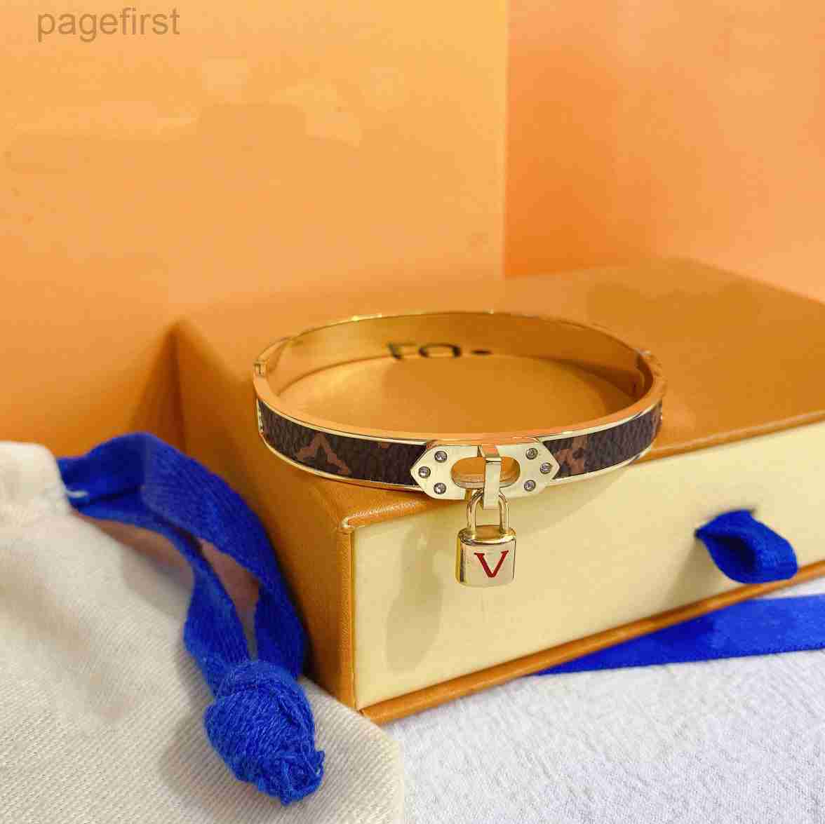 Designer Bracelets New Style Bracelets Women Bangle Letter Jewelry Faux Leather 18K Gold Plated Stainless steel Womens Wristband Wedding Gifts Ac