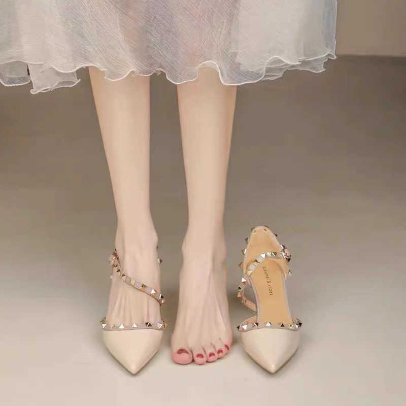 Sandals Chaussures talons rouges talons à fond Liu Chaussures à talons hauts pour femmes 2024 Nouveau cuir laquer de mode avec talons minces Blac
