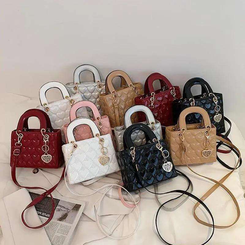 2025 NEW Evening Bags Heart Embossed fashion lady bag Designer Leisure Handbags Chic Luxury Patent Leather Small Shoulder Messenger Purses Two quali