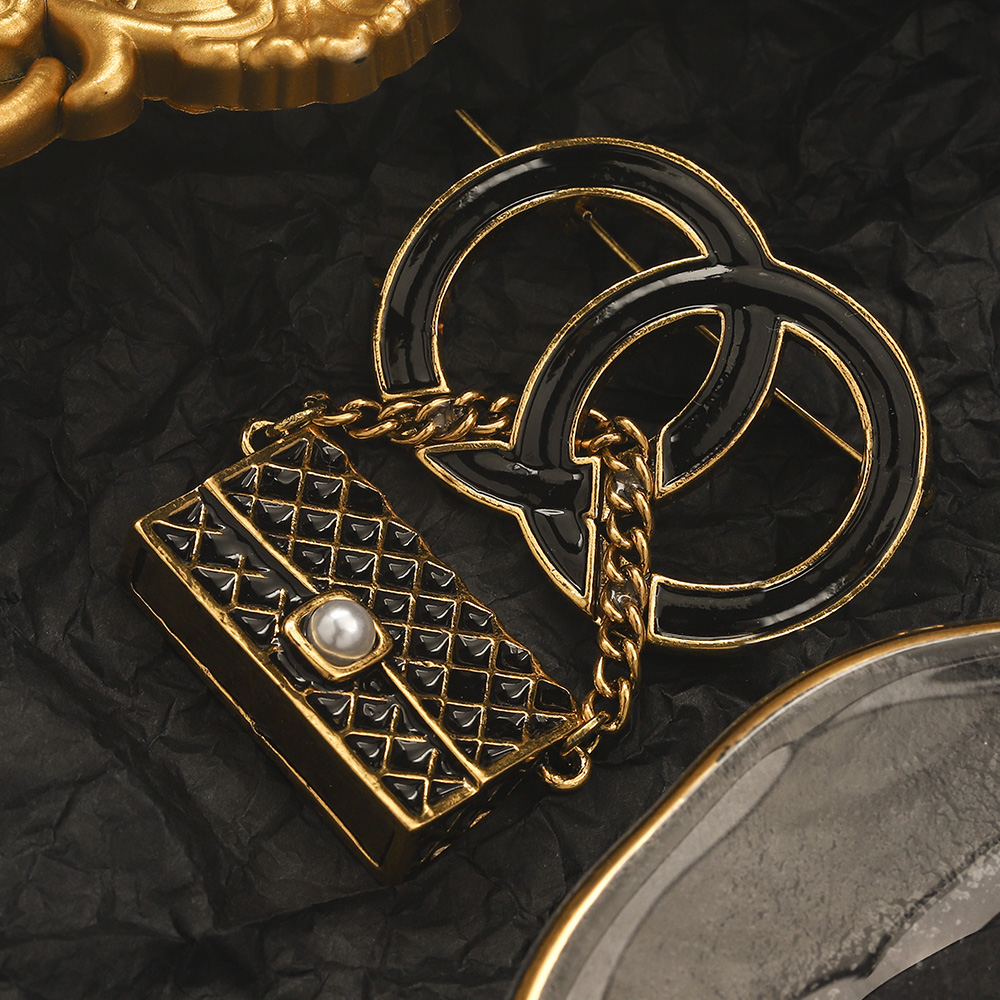 Luxury Bag Pearl Stud Earring Fashion Black Chain Charm Earrings 18K Gold Jewelry Design for Womens Couple Gifts Love Earrings Jewelry Wholesale-image-861649495