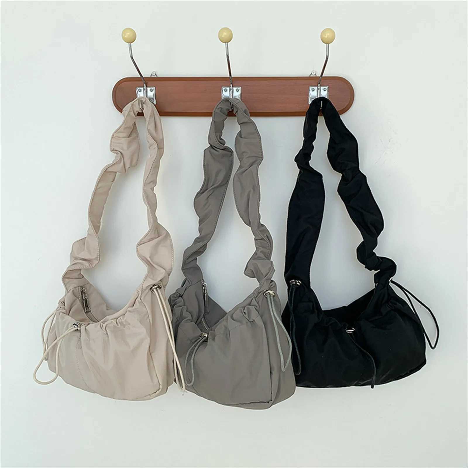 Vintage Wrinkled Shoulder for Women Simple Versatile Commuting Fi Brand Designer High Quality Drstring Underarm Bag Z240924