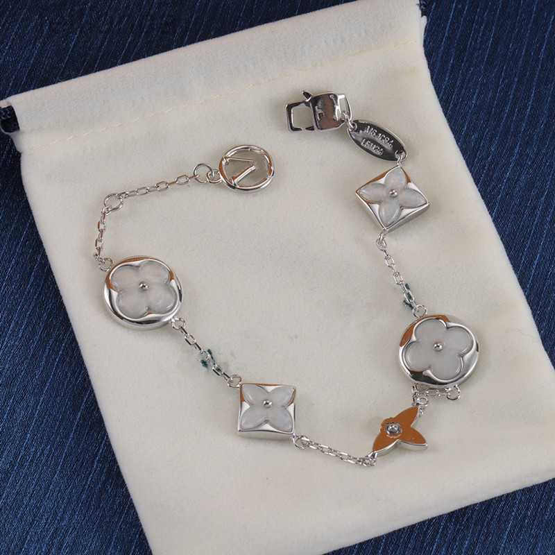 Designer avec Box Bracelet de luxe pour les femmes Braceuses à charme plaqué à la fleur blanche Silver Bracelets Bijoux Designer Bangle pour la f