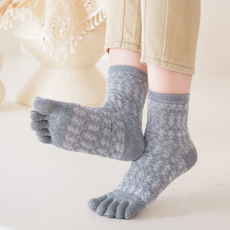 5 pairs of thick cotton five finger womens socks autumn womens socks winter warm toe socks Harajuku retro fashionable womens socks 240927