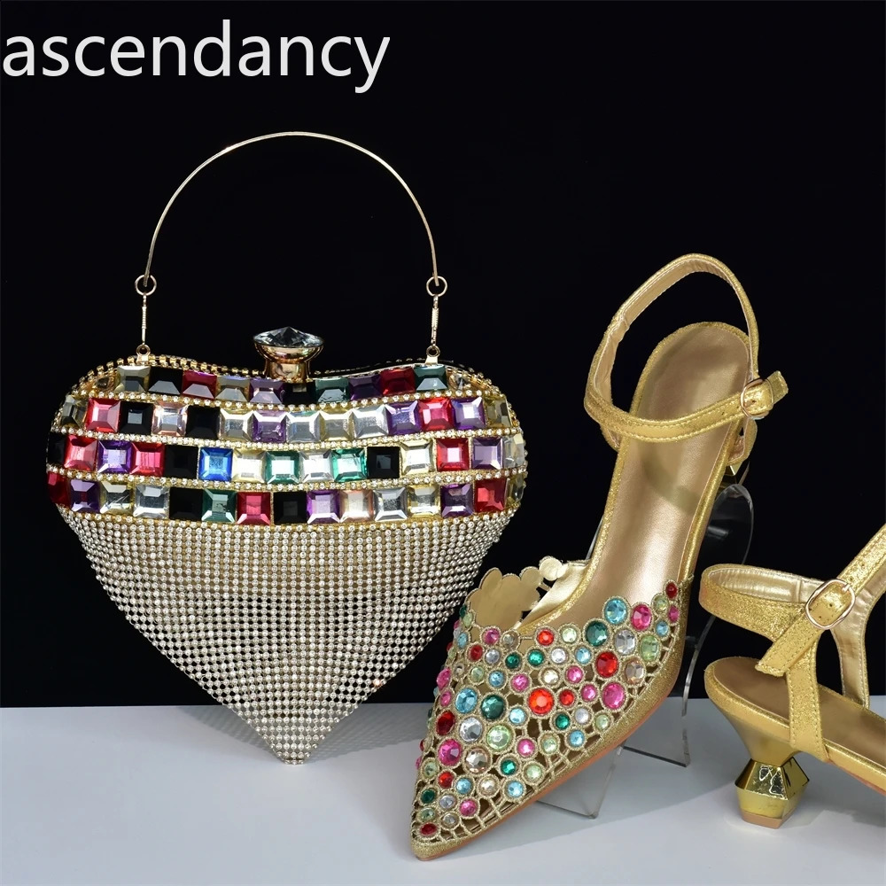 Signe et sac italiens Ensemble de correspondance 2024 RHINESTONE Africain en cuir Toe Womens High Talons Pump Pump Chaussures de mariage Bride 24