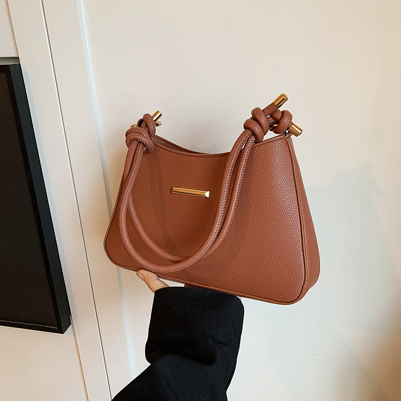 new model French wrap Half Moon leisure Underarm New High end Hand Pulling Stick Diagonal trend Cross Versatile Shoulder Bag for Women