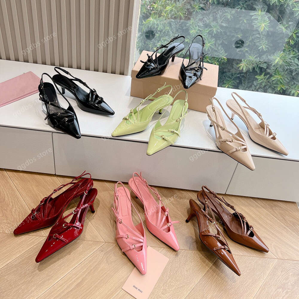 Escarpins à bride arrière en cuir verni de veau Sandales ornées de boucles en métal Talon chaton de 5,5 cm Slingbacks Designer de luxe pour femme
