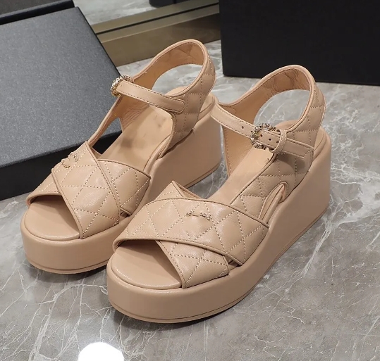 New Summer Thick Sole Limp Heel Sandals Luxury Designer Women&#039;s Fashion Versatile Beach Shoes Classic Diamond Leather Top-image-954803176