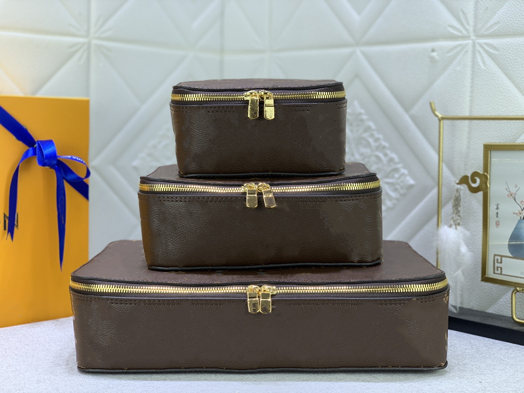 Travel Jewelry Box Organizer Cosmetic Bag box Storage Storage Earrings Necklaces Bracelets and Rings Genuine leather material brown 