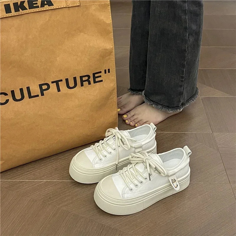 Chaussures blanches Chaussures de sport pour femmes décontractées panier de coin 2024 Toe rond modis slogs plateforme entièrement appariée bouche