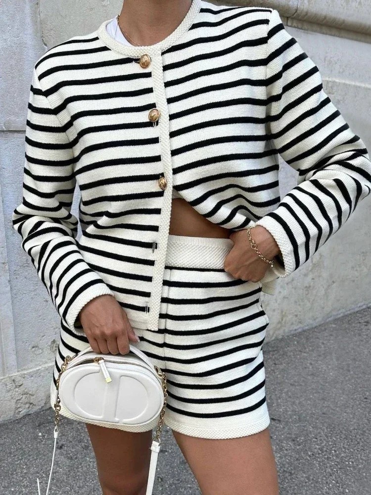 Ensembles de shorts à rayures en tricot de mode pour femmes veste de pull à manches longues et shorts minces en deux pièces
