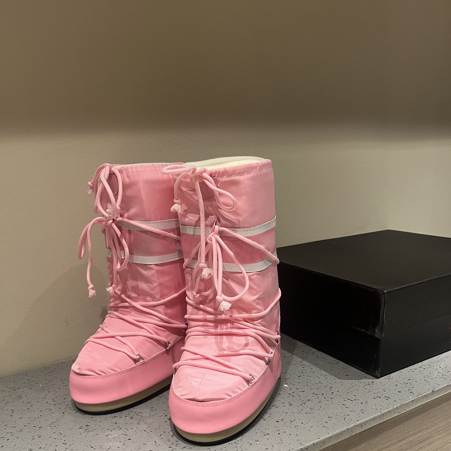 Nouvelles bottes de neige en nylon Femmes à glissement d'agneau Femme à la cheville Half Gootes Plateaux Pumps Talons Round Toe Designer Lace Up