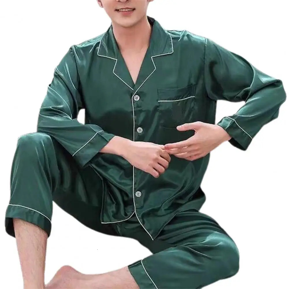 Élégant Pyjama pour hommes en satin définit le long bouton 240806