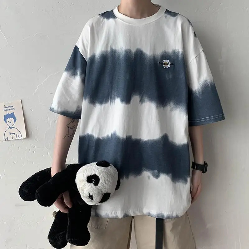 T-shirt à manches courtes de marguerite teint à cravate pour les élèves masculins Summer Handsome Style Coréen Top à mi-manche pour les femmes Y2