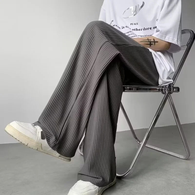 Pantalon droit des hommes texturés d'été sac de mode coréen pantalon large robe décontractée rayures plissées y2k pantalones hombre 240807