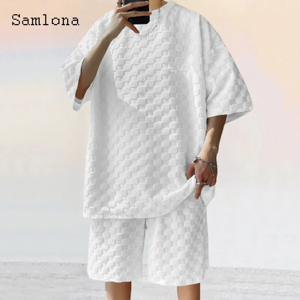 Des ensembles de taille plus taille pour hommes coupés en deux pièces à demi-manches hauts de base et shorts blancs conviennent aux hommes de sur