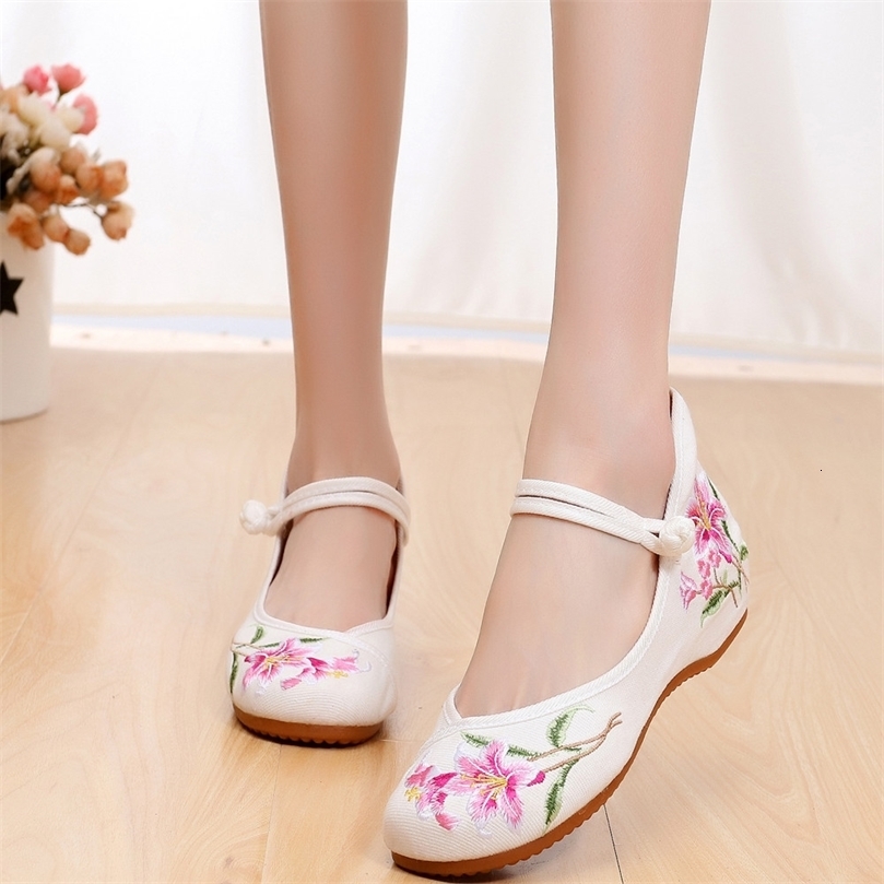 Fashionable retro womens cloth shoes elegant ethnic style casual embroidery street clothing Chinese style womens summer Zapatos 240808
