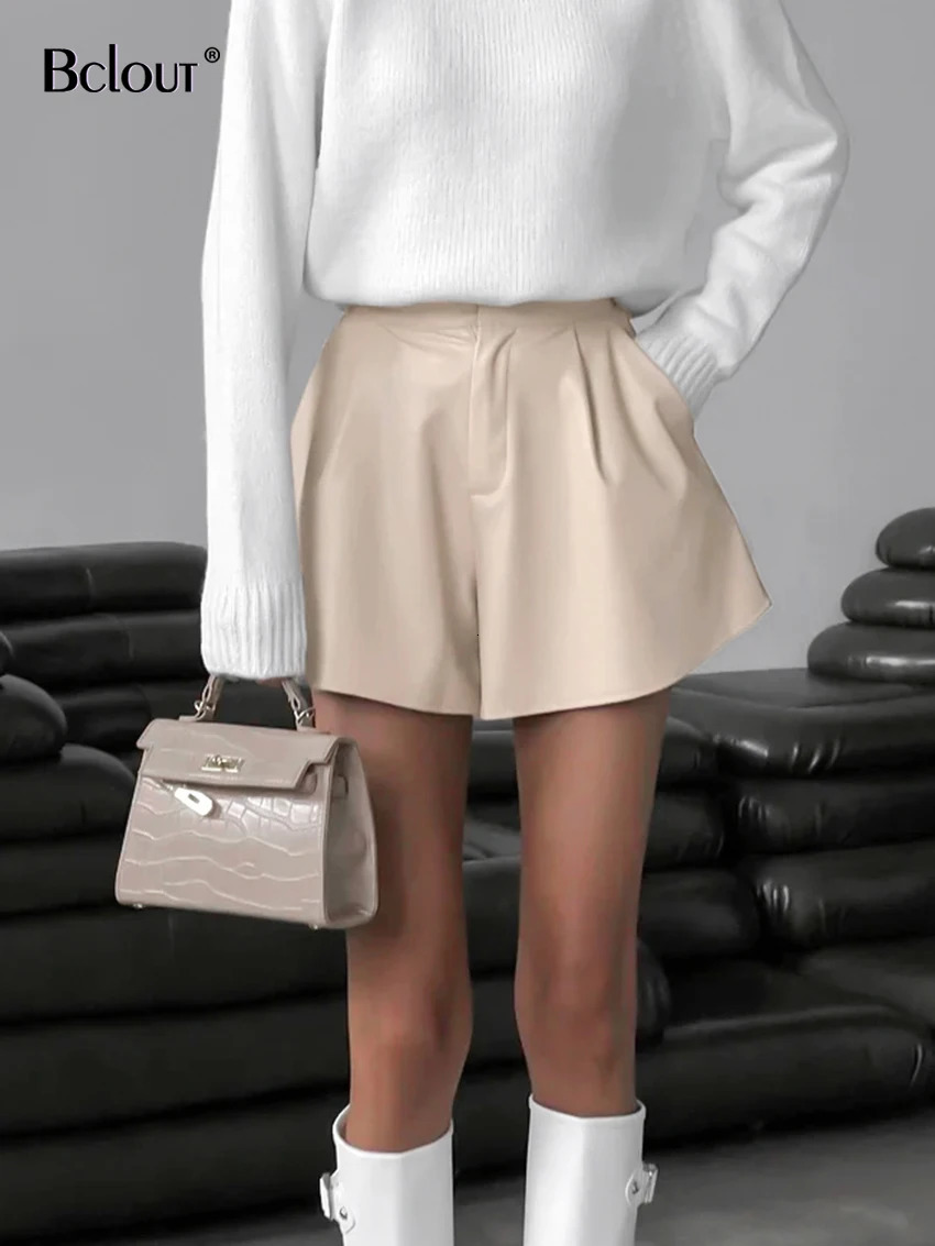 Bclout Automne Shorts en cuir beige Femmes Y2k Casual Elastic Pleted PU Shorts élégant taille haute sexy