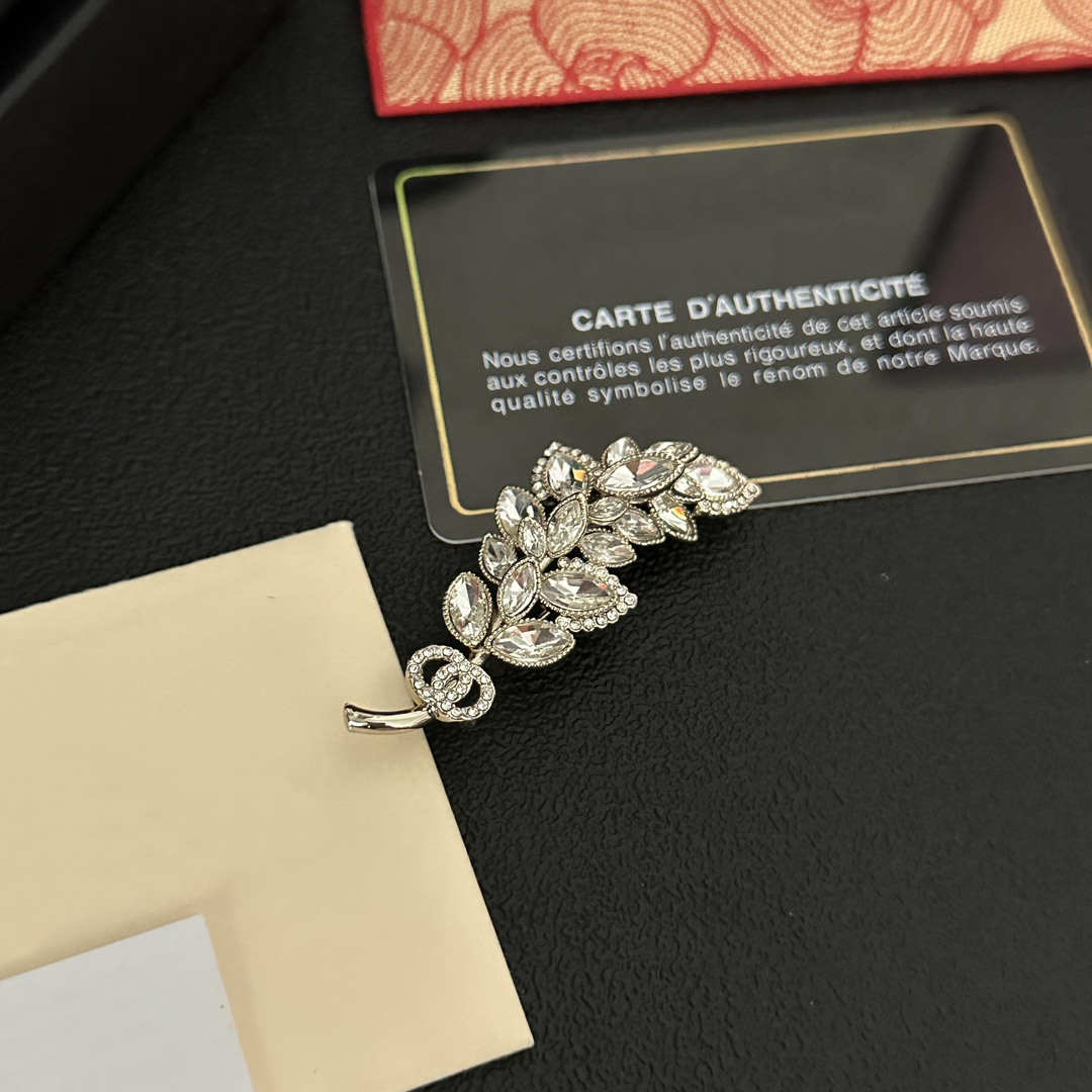 Brand Designers New High Quality Dia Inlaid Fashionable Leaf Shaped Gold Plated Charm Trendy Womens Brooch Matching Box