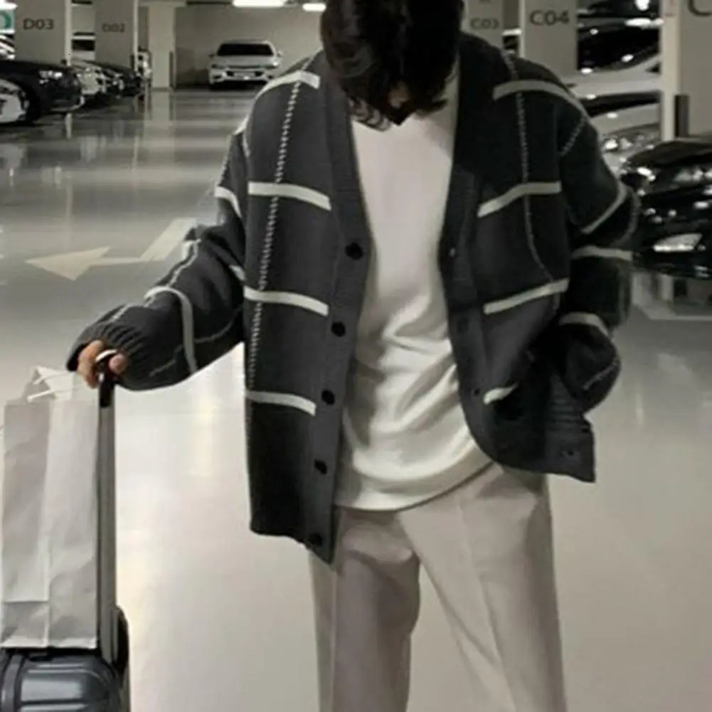 Mens sweater cardigan V-neck long sleeved plain knit cardigan single chest loose fit suitable for autumn and winter sweaters240808