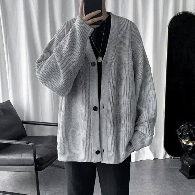 Pull tricoté pour hommes Black Coat Cardigan Poulain de laine japonais Harajuku Fashion V-Colon Couleur solide Veste de couleurs X UGLY240808