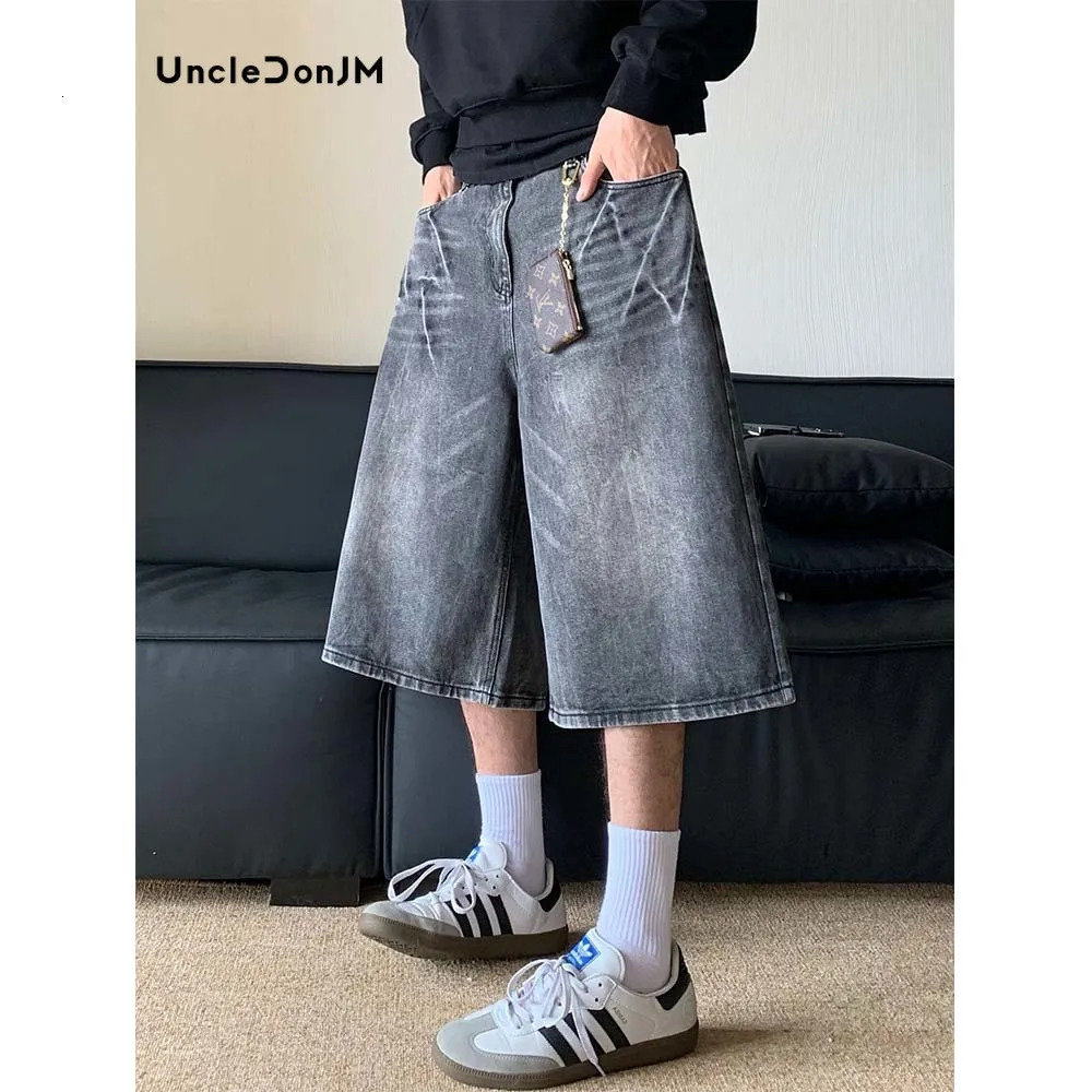 Pantalon de streetwear pantalon de streetwear lavé de pli noir lavé pour hommes shorts en jean 240809