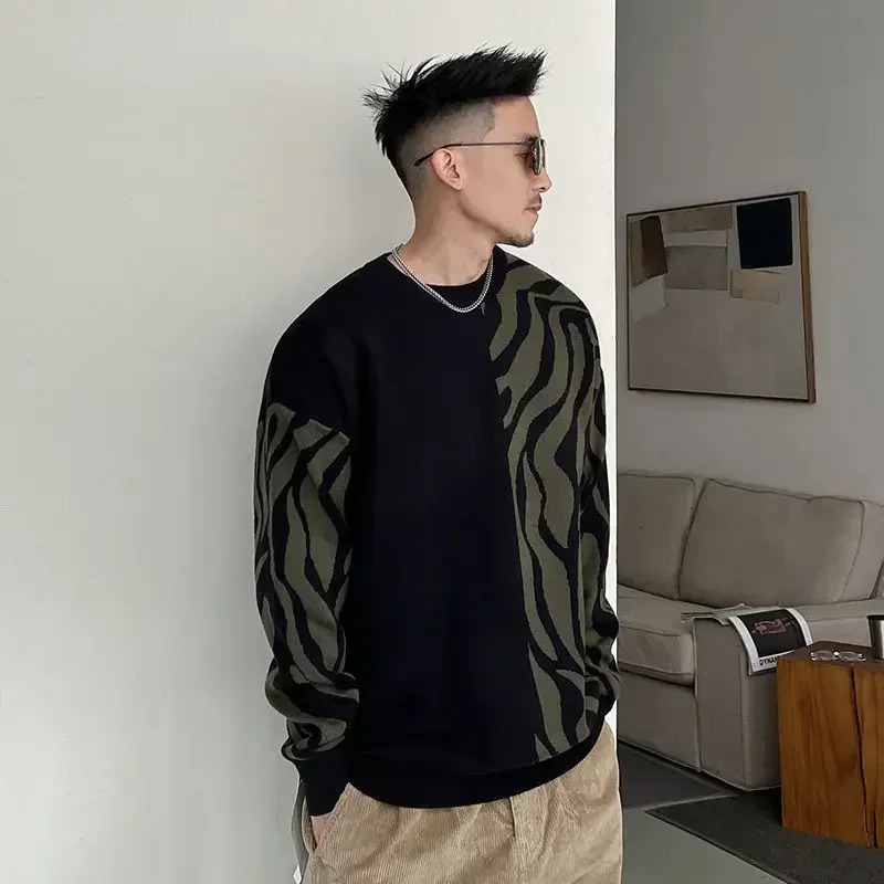 Mens workwear round neck knitted sweater mens smooth printed black fashion Korean slim fit sportswear240808