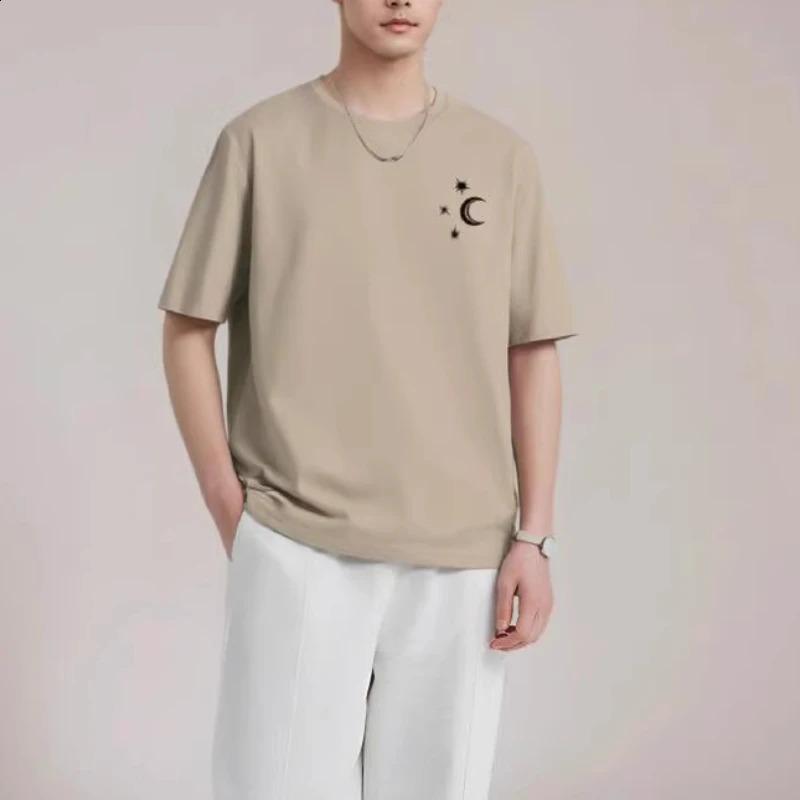 T-shirts de style gothique pour les hommes Boys Fashion Hip Hop Streetwear Y2K SERRAINS CARQUE T-SHIRT POCKET UNISEX SUMME S-XL240809