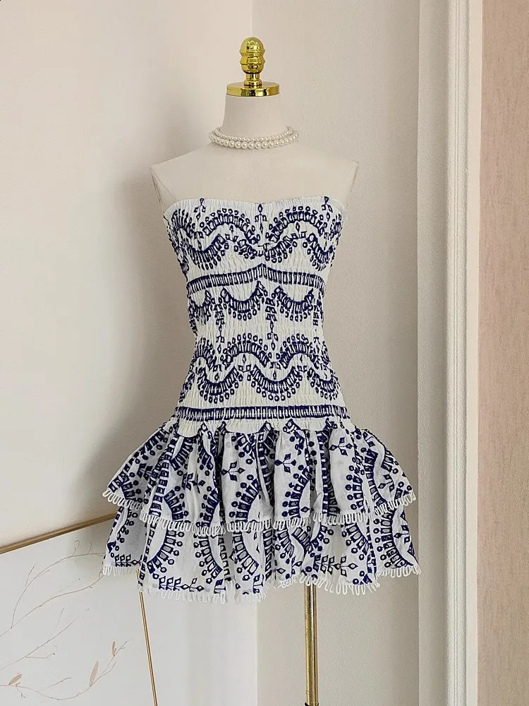 Robe de broderie creux d'été Femmes Sexy plage sans bretelles licoucluses extensible en coton épissé voltigeurs Hem Mini Vestidos 240810