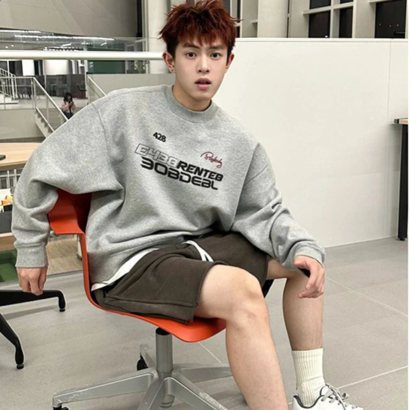 Korean Letter Printing Retro Round Neck Sweatshirt Mens Trendy Autumn Winter American Thickened Y2K Mens Loose Outer Top 240810