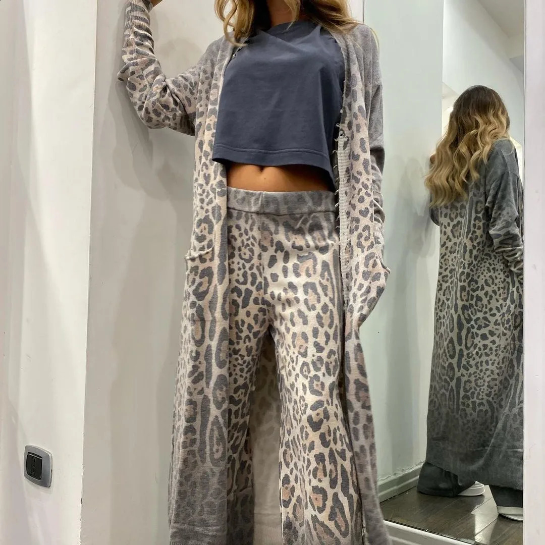 Ensemble à deux pièces Léopard Long Cardigan V Neck Full Sleeve Tops Pantalons de jambe larges Signiques MIDI AUTUMNE LOBLE FIT 240810
