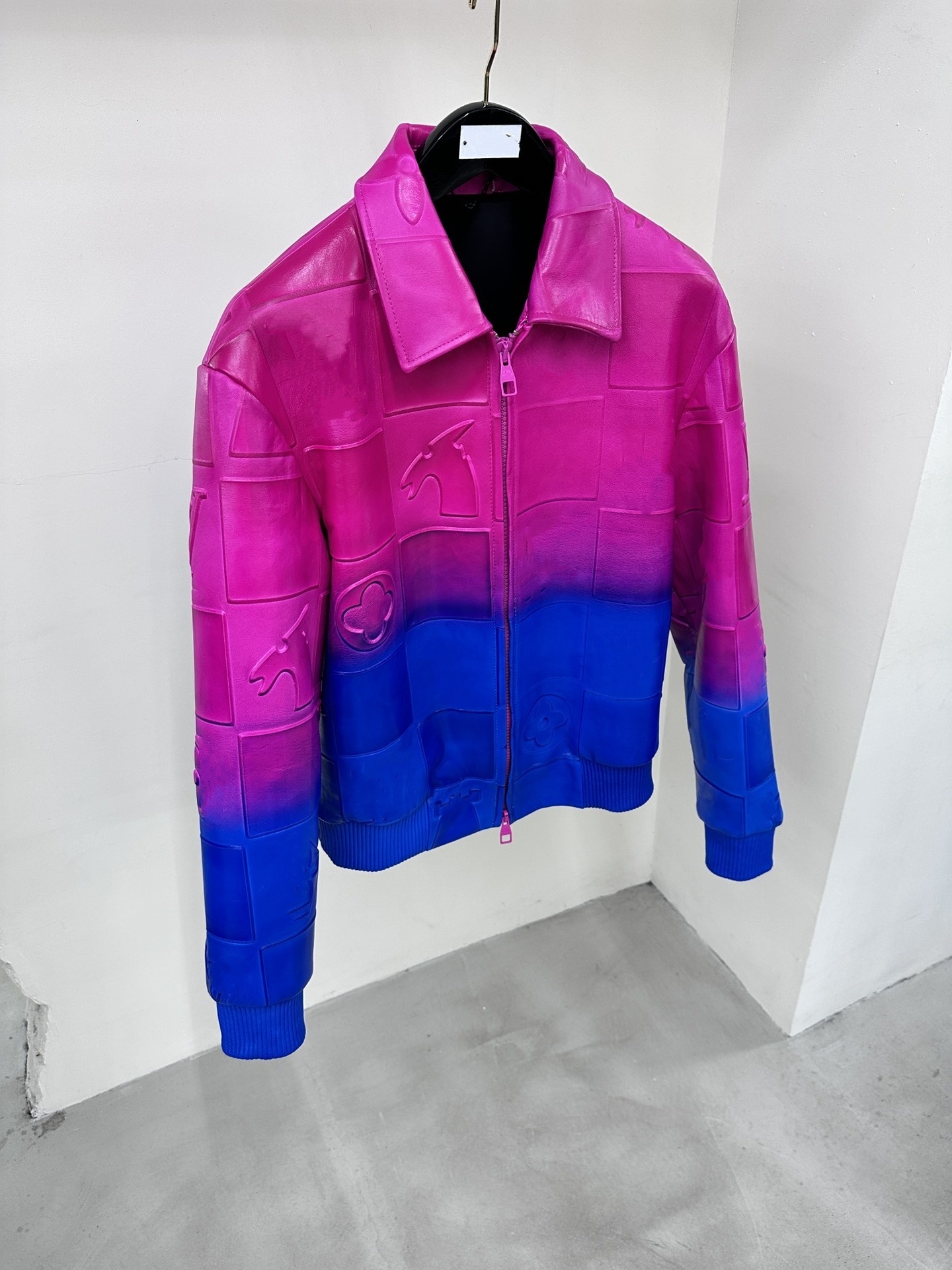 Mens plus size outerwear waterproof quick drying thin leather windbreaker hoodie designer down jacket reflective gradient color full embossed leathe