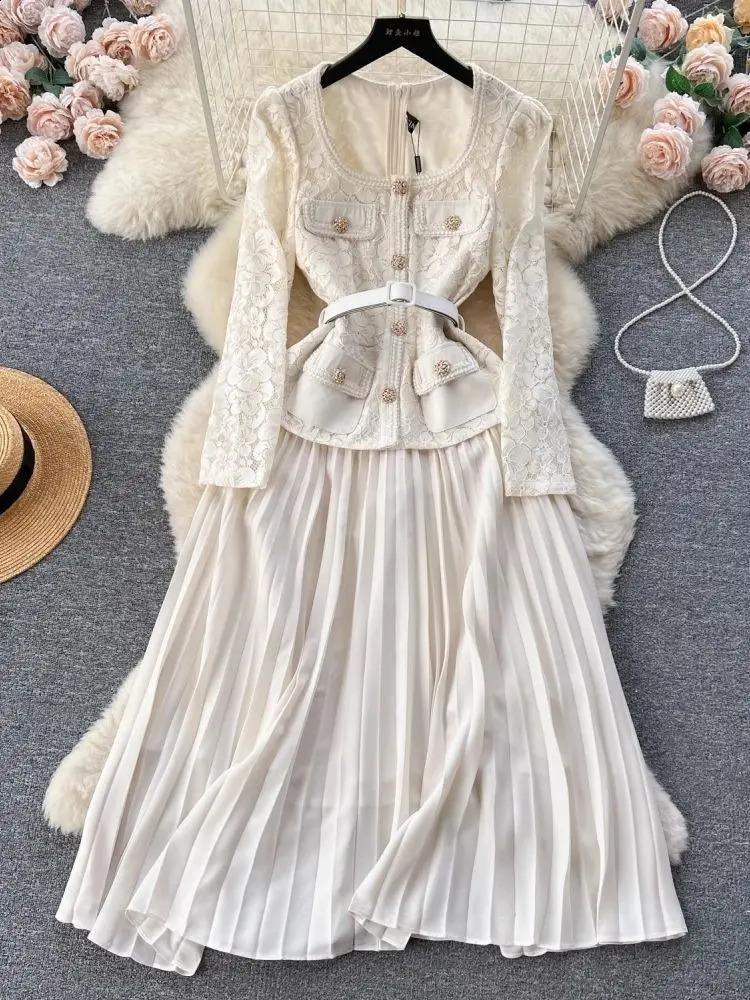 Fashion Crochet en dentelle patchwork mousseline en mousseline plissée Femmes à manches longues Boutons dorés Sashs Hollow Out Robe Vestidos 2408