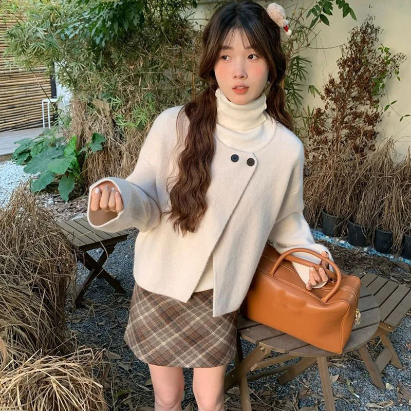 Retro round neck cardigan sweater for women in spring and autumn loose layered red knitted sweater jacket for women 240813