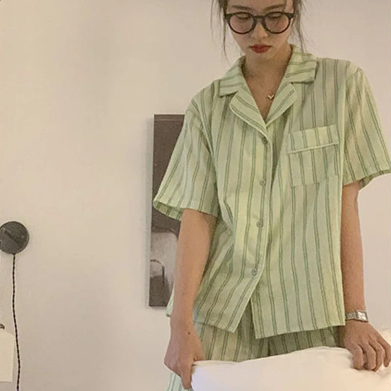 Vêtements de nuit à rayures Femmes coréennes Revues de nombreux ensembles de pyjama à la maison d'été Wear à manches courtes pyjamas en deux pièc