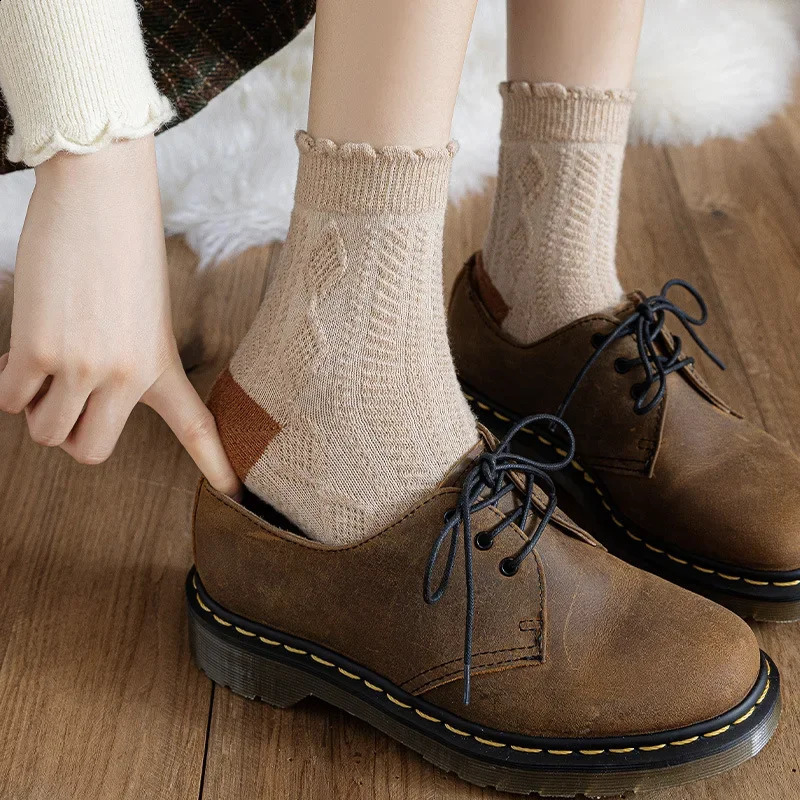 C Womens Autumn and Winter Warmth Retro Lingge Japanese Fashion Socks Thickened Warmth Stacked Socks Medium Socks 240813