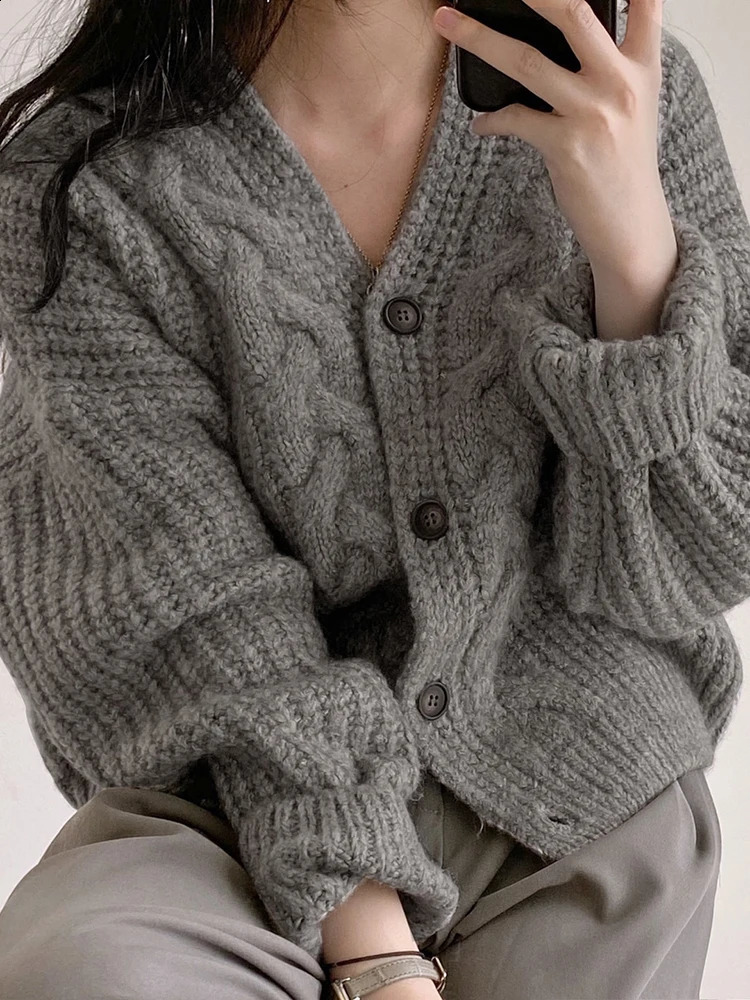 Femme coréenne Cardigan Pull en tricot d'automne Chic Chic Loose à manches longues Veste de pull solide simple pour femme 240813