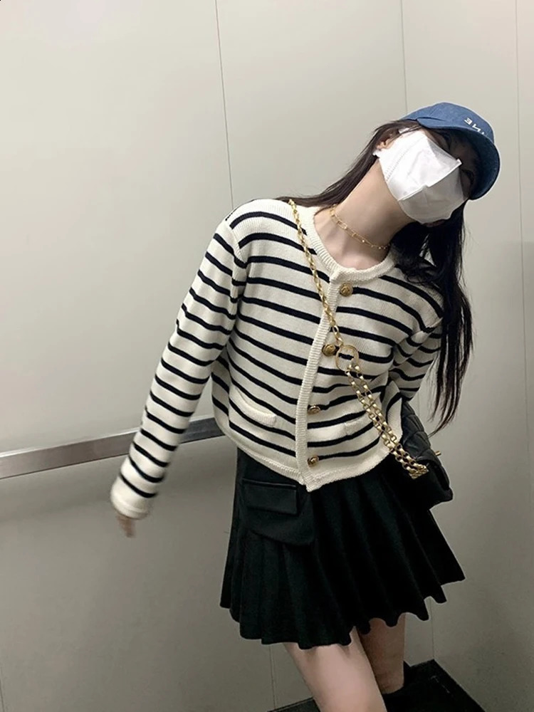 Poudlate de mode coréen Cardigans Black Striped Trined Female Pull d'hiver Cardigan Cardigan Long Sleeve Top 240813