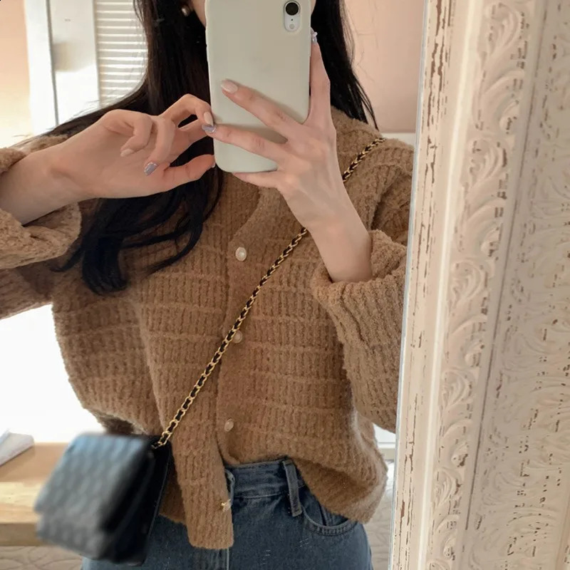 Tempérament de couleurs de couleur solide d'automne Petit vent parfumé Femmes lâches Pull tout le manteau de pull cardigan 240813