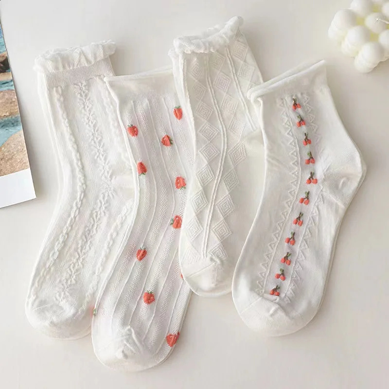 Chaussettes féminines à harajuku blanche blanches Ensemble de chaussettes de coton en dentelle et de dentelle d'été avec volants 240813