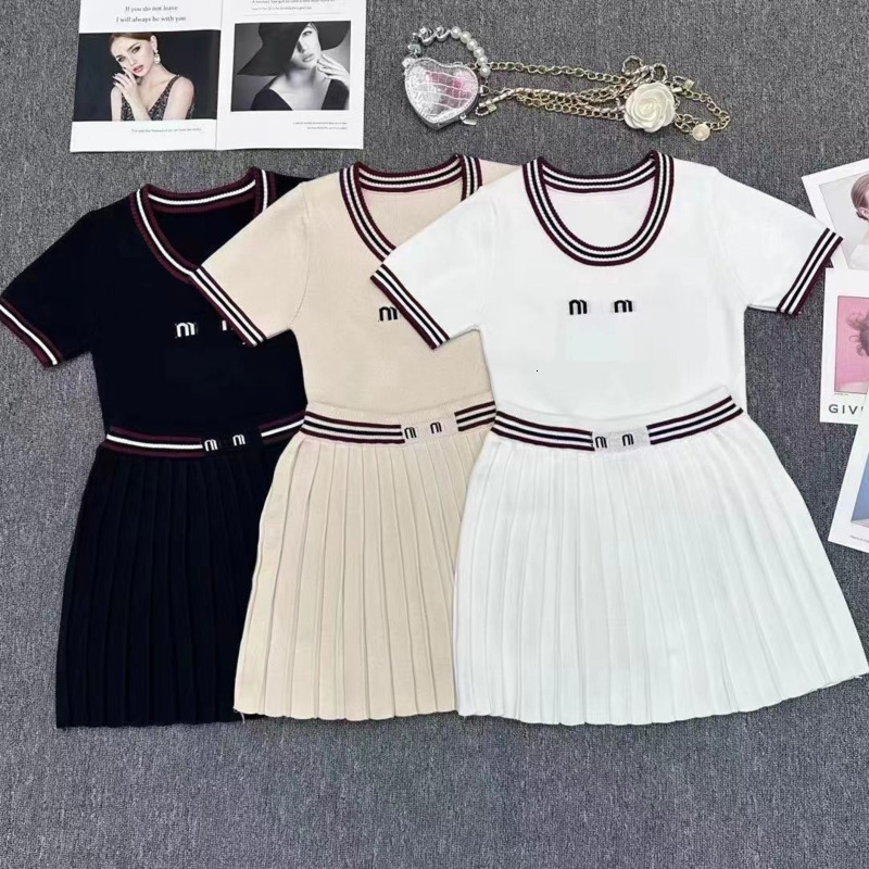 Women Two Pieces Dress Set Designer 2024 Spring New Round Neck Temperament Small Fragrance Age Reducing Slim Knit Vest Pleated Skirt 7 Colours
