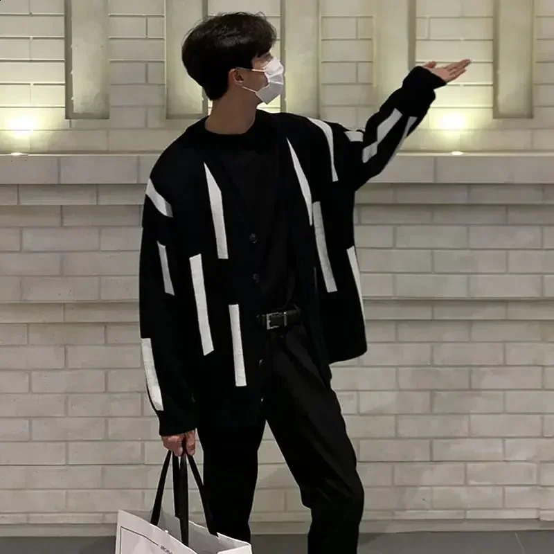 Mens clothing cardigan knitted sweater mens black striped Korean autumn clothing V-neck -selling product 2024 Y2k streetwear 240814