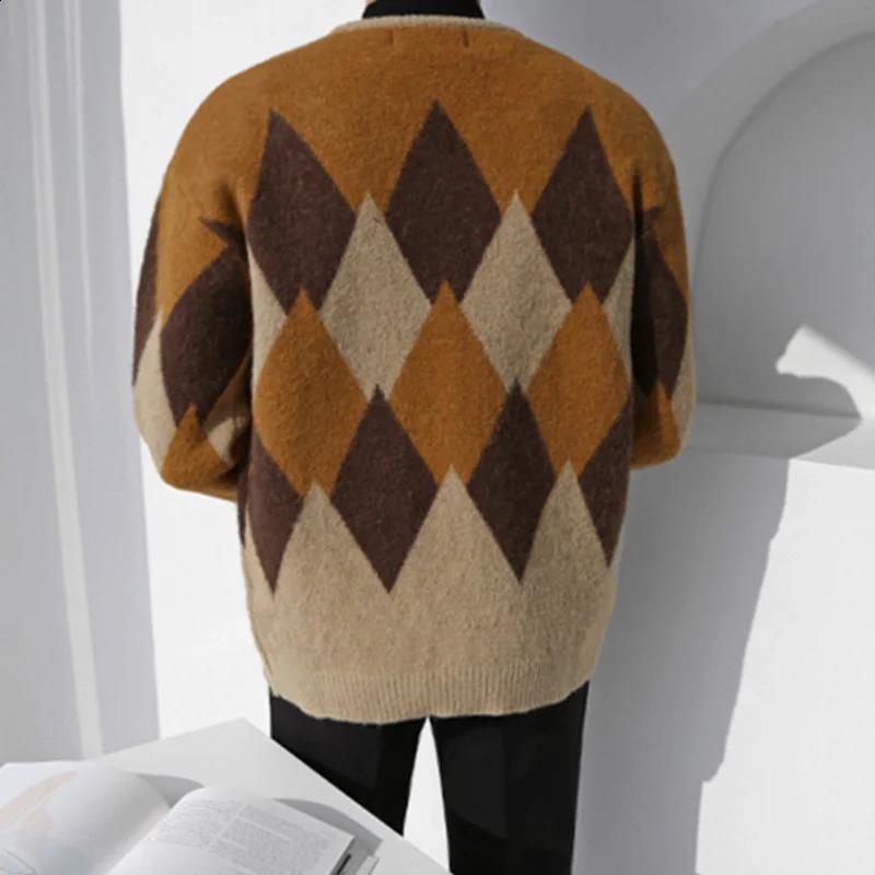 South Korean mens fashion trend Argyle knitted cardigan V-neck long sleeved spring and autumn fashion single collar bra 240814