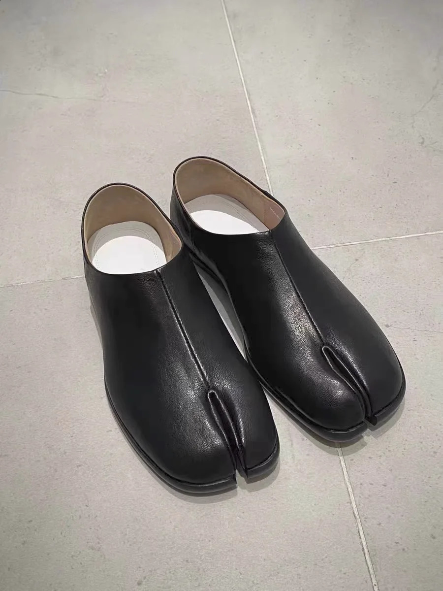 2024 Automne d'été Cosplay Flats Tabi Split Toe Femmes Single Single Slip sur les chaussures en cuir de chaussures Lady Loafers 240810