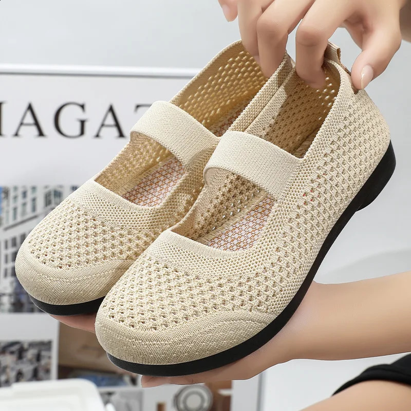 2024 Summer Womens Flat Doft Low Moyen d'âge moyen et personnes âgées Chaussures de maman décontractées Méquette Mesh Shoes paresseuses tissées 2