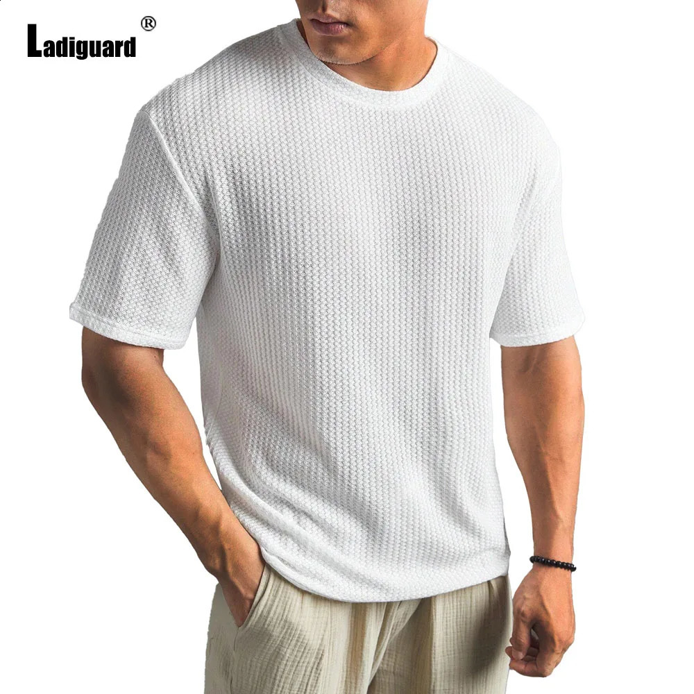 Plus taille 5xl hommes de mode hauts à manches courtes mannequins tshirt tricot européen 2024 Été décontracté pull.